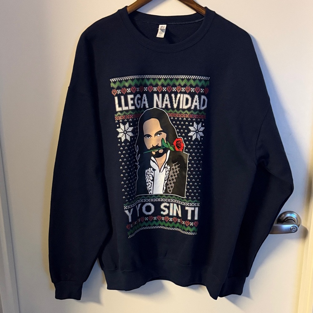 “Llega Navidad Y Yo Sin Ti” Men's Navy Blue Graphic Sweater Size XL NWOT